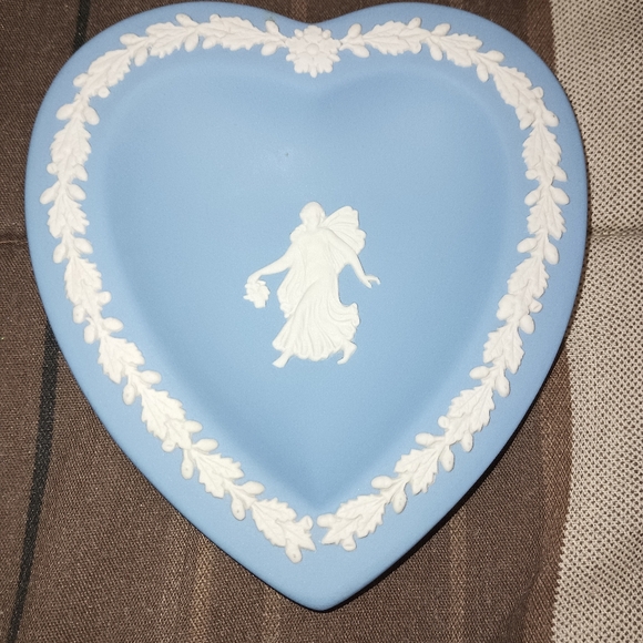 Wedgwood Blue Heart Small Trinket Dish - Picture 4 of 4